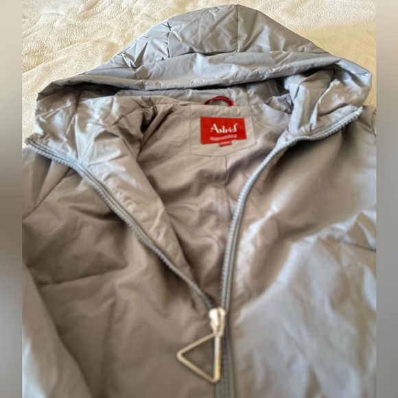 ✨ Astrid Light Gray Hooded Jacket – Modern Elegance & Cozy Luxury (L) - Picture 6 of 7